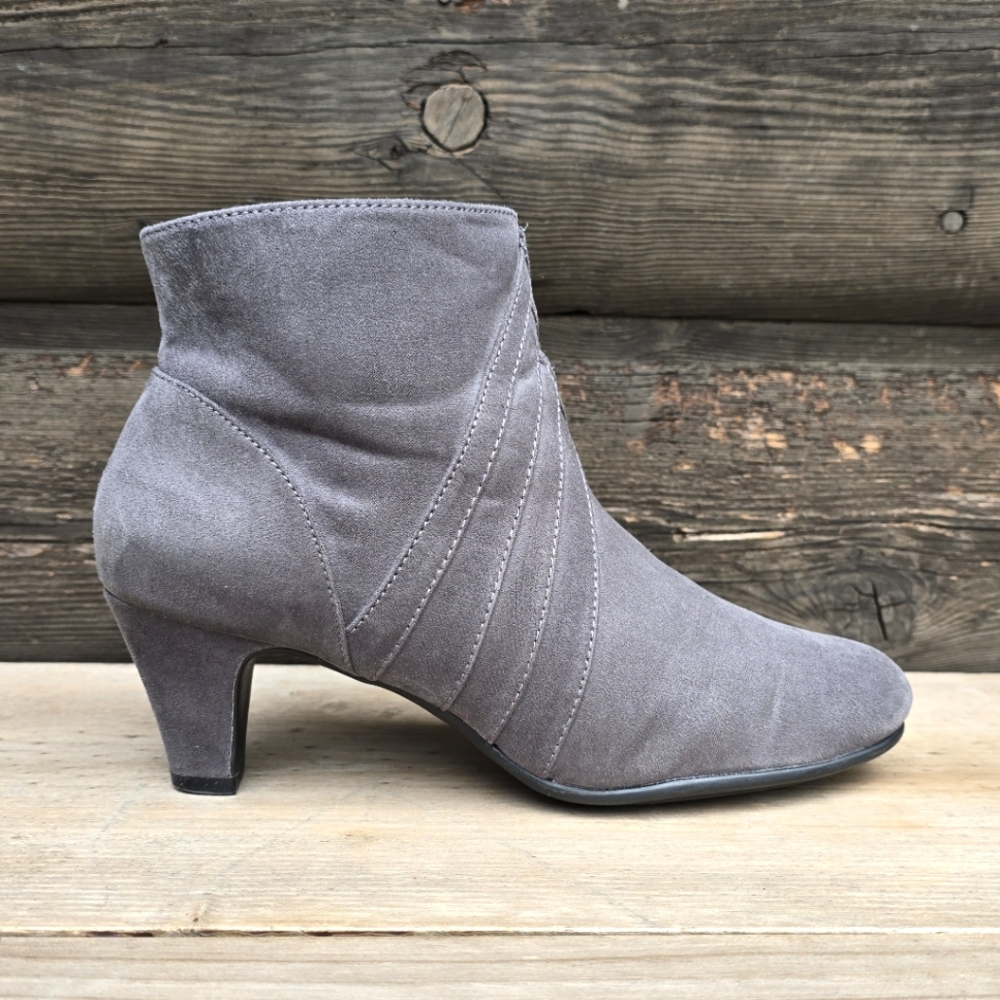 A2 By Aerosoles Playaway Gray Vegan Suede, Comfort Bootie. WMS 7M